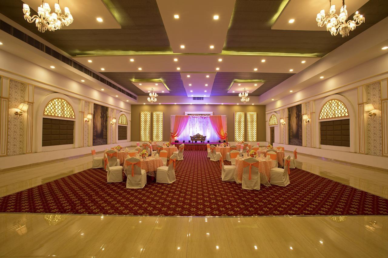 Inde Hotel Chattarpur New Delhi Exteriör bild