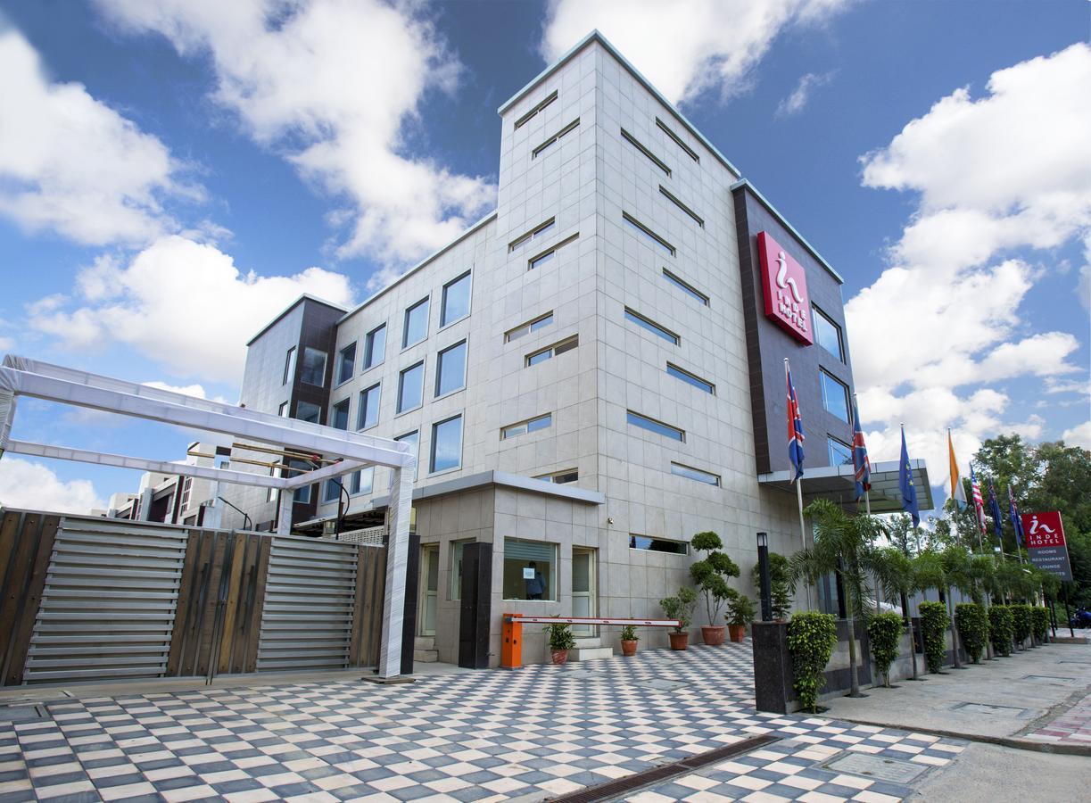Inde Hotel Chattarpur New Delhi Exteriör bild